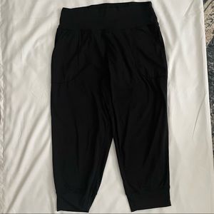 EUC black cropped leggings